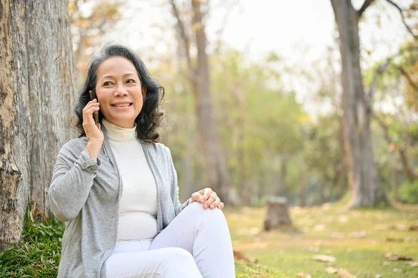 Okouzlující Šťastný Rok Starý Asijské Žena Ležérní Oblečení Mluvit Telefonu — Stock fotografie
