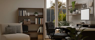 Çalışma alanı, bilgisayar modeli ve aksesuarları masa, kitaplık, kanepe, ofis sandalyesi ve ev bitkileriyle modern çağdaş oturma odasının yan tasarımı. 3d görüntüleme, 3d illüstrasyon