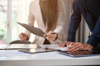 Toplantıdaki bir mali yatırım projesinde beyin fırtınası yapan ve birlikte çalışan iki profesyonel iş adamı. kırpılmış resim