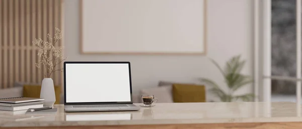 Bilgisayarlı Beyaz Ekran Maketi Kahve Fincanı Vazo Çiçek Masa Üstünde — Stok fotoğraf