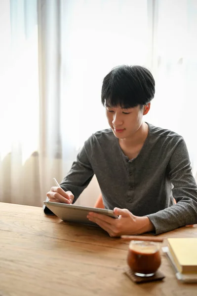 Schöner Junger Asiatischer Mann Lässiger Kleidung Mit Digitalem Tablet Der — Stockfoto