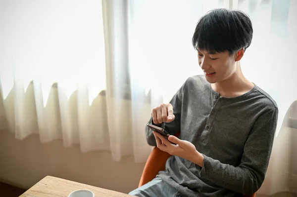 Glücklicher Und Gutaussehender Junger Asiatischer Mann Lässiger Kleidung Genießt Mit — Stockfoto