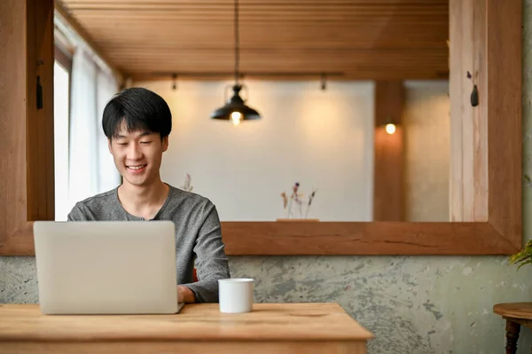 Schöner Junger Asiatischer Mann Lässiger Kleidung Der Seinen Laptop Benutzt — Stockfoto