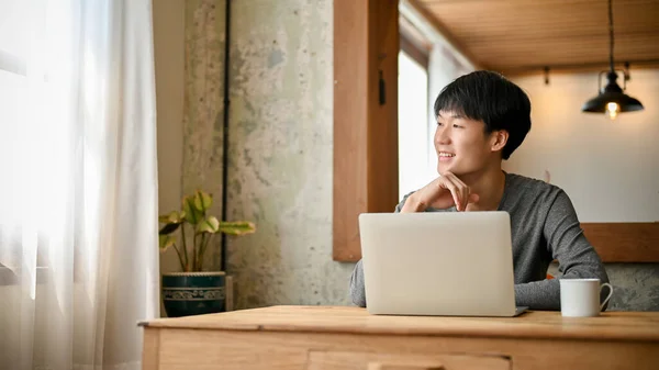 Glücklicher Junger Asiatischer Mann Lässiger Kleidung Der Minimalen Gemütlichen Café — Stockfoto