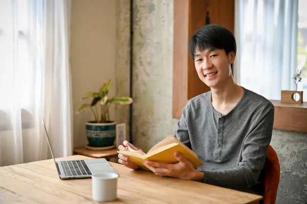 Glücklich Lächelnder Junger Asiatischer Mann Lässiger Kleidung Sitzt Mit Seinem — Stockfoto