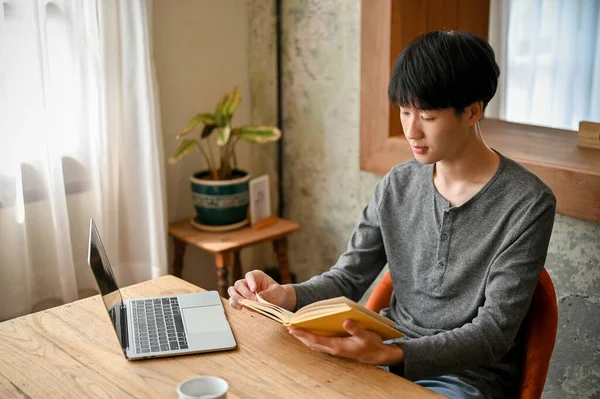 Konzentrierte Junge Männliche Asiatische College Studenten Lesen Ein Buch Oder — Stockfoto