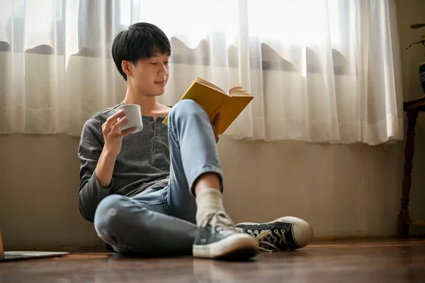 Smart Und Glücklich Junge Asiatische Männliche College Student Lässiger Kleidung — Stockfoto