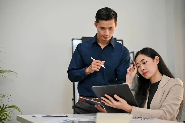 Profesional Millennial Asiático Empresario Concentró Trabajar Con Compañera Trabajo Oficina —  Fotos de Stock