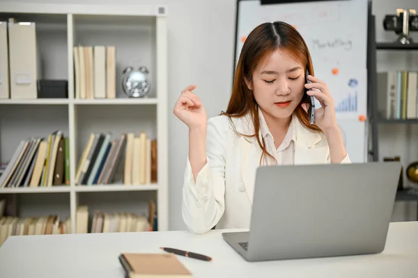 집중되어 직업적 아시아 비지니스 그녀의 파트너와 통화를 있습니다 그녀의 사무실에서 — 스톡 사진
