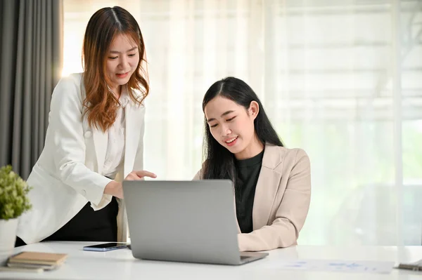 Twee Geconcentreerde Millennial Aziatische Zakenvrouwen Vrouwelijke Collega Kantoor Brainstormen Plannen — Stockfoto