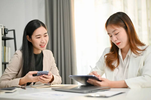 매혹적 아름다운 밀레니엄 아시아 사업가들은 사무실에서 그들의 마케팅 프로젝트를 일하고 — 스톡 사진