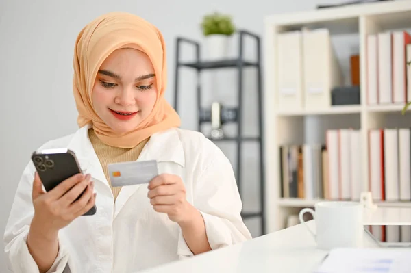 Aantrekkelijke Duizendjarige Aziatische Moslimvrouw Hijab Met Haar Telefoon Creditcard Met — Stockfoto