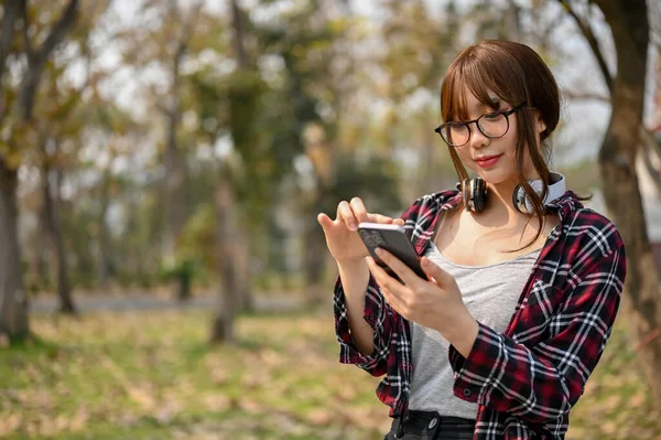 Flanel Gömlekli Gözlüklü Güzel Asyalı Kız Öğrenci Arkadaşlarıyla Sohbet Etmek — Stok fotoğraf