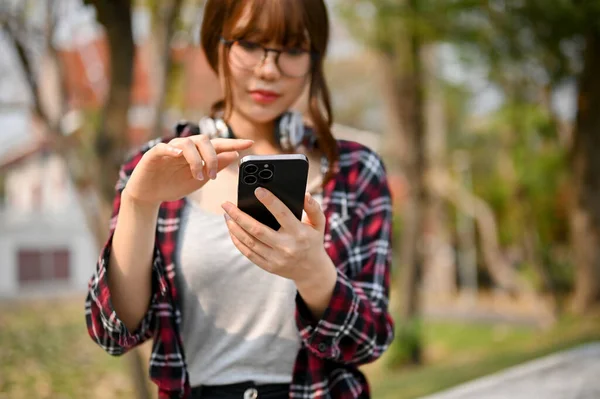 Kampüs Parkında Telefonunu Kullanan Güzel Bir Asyalı Üniversite Öğrencisinin Seçici — Stok fotoğraf