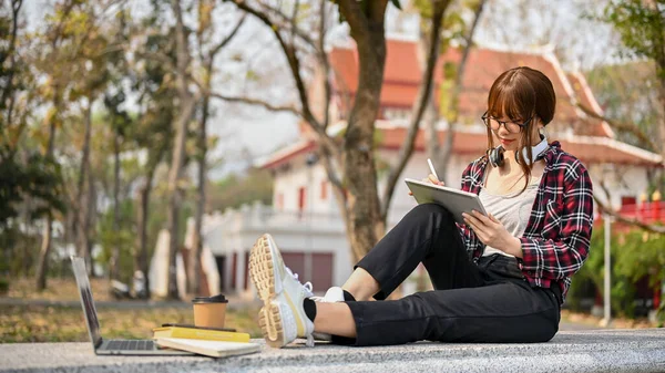 Atraente Jovem Asiática Estudante Universitário Roupas Casuais Senta Banco Parque — Fotografia de Stock