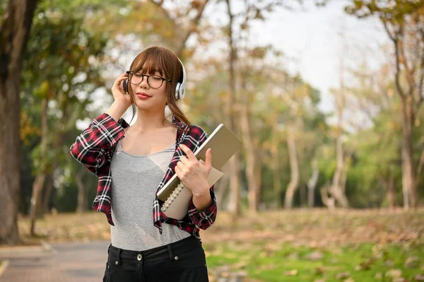 Mahasiswa Perempuan Asia Yang Bahagia Dan Cantik Dengan Pakaian Kasual — Stok Foto