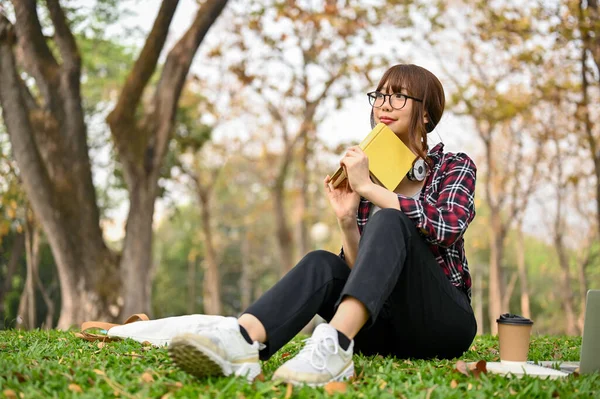 Atraente Jovem Asiática Estudante Universitário Roupas Casuais Senta Grama Parque — Fotografia de Stock