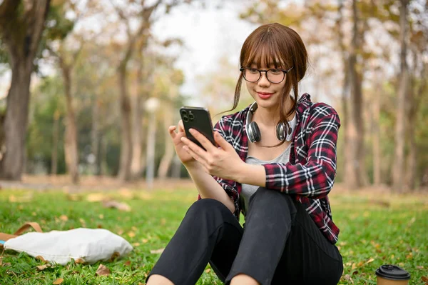 Encantadora Bastante Joven Asiática Estudiante Universitaria Ropa Casual Utiliza Teléfono — Foto de Stock