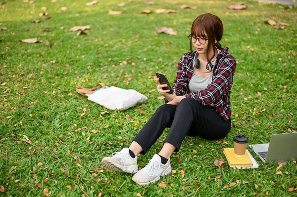 Atractiva Joven Asiática Estudiante Universitaria Utilizando Teléfono Relajarse Hermoso Parque — Foto de Stock