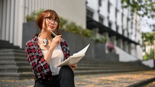 Slimme Geïnspireerde Jonge Aziatische Studente Casual Kleding Bril Plannen Denken — Stockfoto