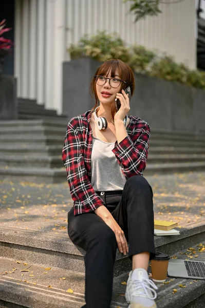 Atraente Jovem Asiático Estudante Universitário Roupas Casuais Falando Telefone Com — Fotografia de Stock