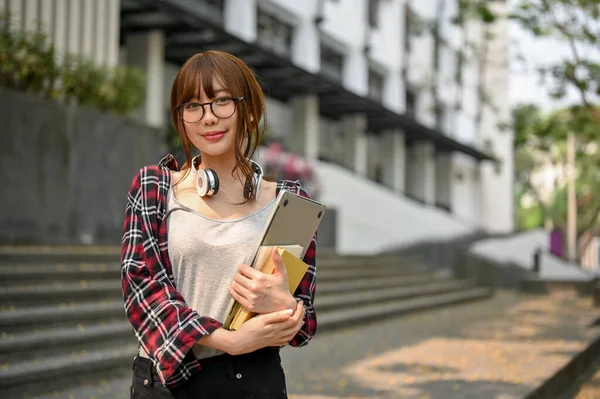 Aantrekkelijke Jonge Aziatische Studente Flanellen Hemd Bril Met Laptop Schoolboek — Stockfoto