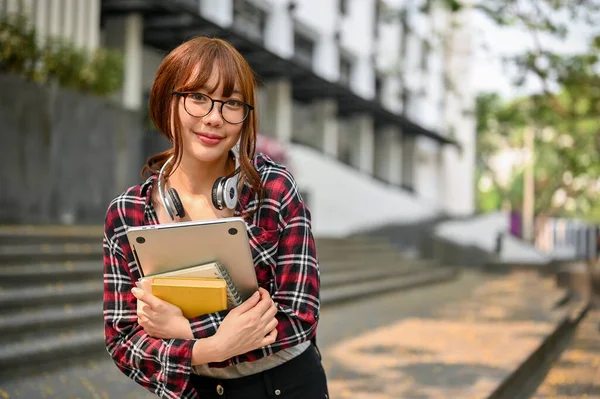 Красивая Улыбающаяся Молодая Азиатская Студентка Колледжа Фланелевой Рубашке Очках Ноутбуком — стоковое фото