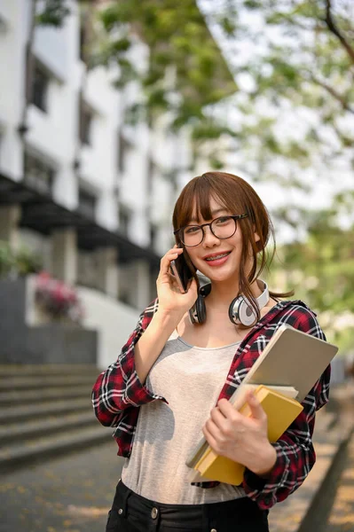 Retrato Bela Jovem Asiática Estudante Universitário Roupas Casuais Óculos Falando — Fotografia de Stock