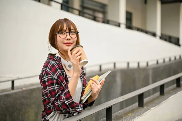 Bonita Feliz Joven Asiática Estudiante Universitaria Bebiendo Café Mientras Camina — Foto de Stock