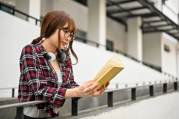 Charmante Junge Asiatische College Studentin Lässiger Kleidung Und Brille Liest — Stockfoto