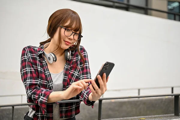 Atractiva Encantadora Joven Asiática Estudiante Universitaria Ropa Casual Usando Teléfono — Foto de Stock