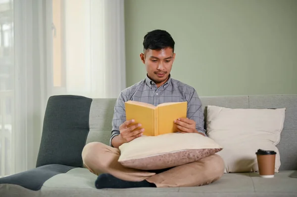 Homme Asiatique Millénaire Intelligent Positif Lisant Livre Sur Canapé Dans — Photo