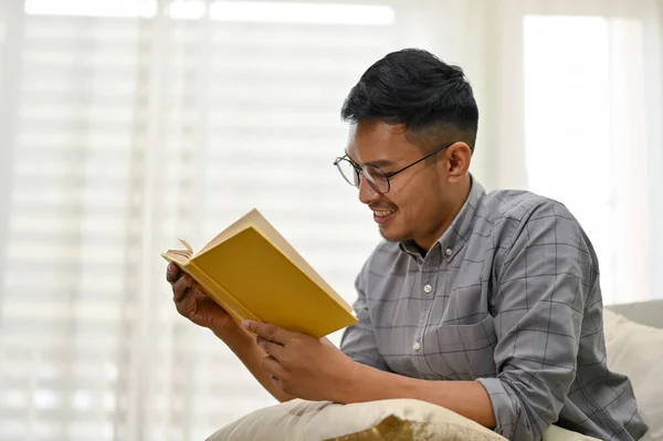 Kluger Und Glücklicher Asiatischer Millennial Mann Mit Brille Der Auf — Stockfoto