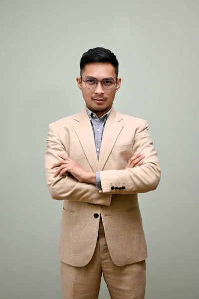 Porträtt Beslutsam Och Professionell Vuxen Asiatisk Affärsman Formell Kostym Står — Stockfoto