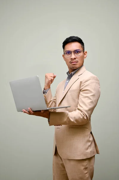 Vastberaden Zelfverzekerde Volwassen Aziatische Zakenman Formele Business Suit Met Zijn — Stockfoto