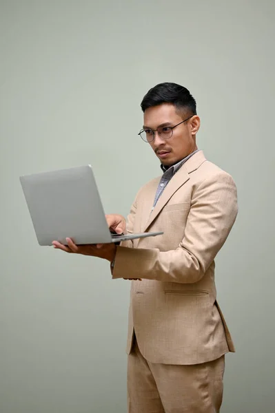Professionele Gestreste Duizendjarige Aziatische Zakenman Formele Business Suit Met Behulp — Stockfoto