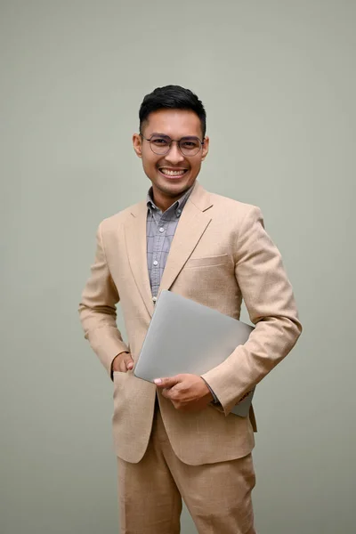 Ευτυχισμένος Και Χαμογελαστός Ασιάτης Επιχειρηματίας Επίσημη Επαγγελματική Στολή Στέκεται Ένα — Φωτογραφία Αρχείου