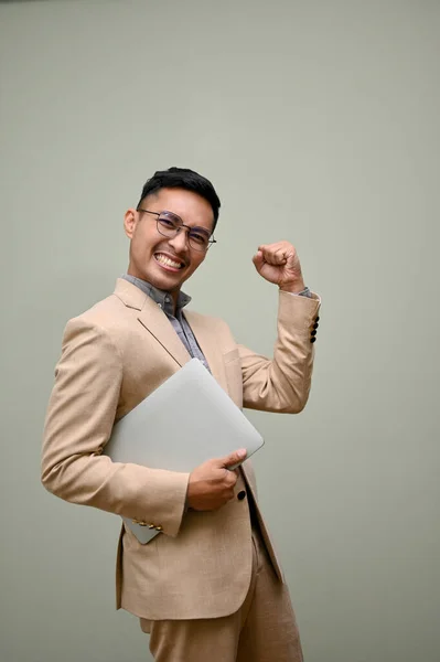 Αυτοπεποίθηση Και Χαρούμενος Ενήλικος Ασιάτης Επιχειρηματίας Επίσημο Κοστούμι Επιχείρησης Κρατώντας — Φωτογραφία Αρχείου
