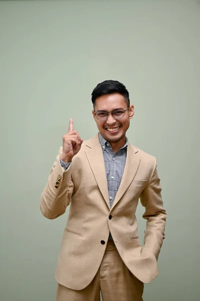 Confiante Sorridente Milenar Empresário Asiático Chefe Masculino Terno Negócios Formal — Fotografia de Stock