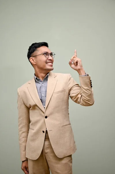 Нахабний Усміхнений Дорослий Азіатський Бізнесмен Формальному Діловому Костюмі Вказує Пальцем — стокове фото