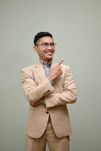 Leende Tusenårig Asiatisk Affärsman Eller Manlig Chef Formell Kostym Pekar — Stockfoto