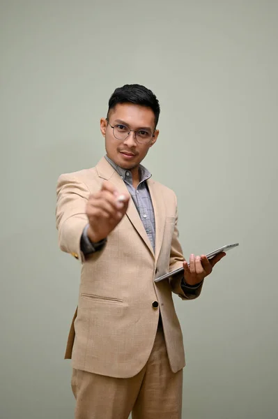 Smart Och Professionell Tusenårig Asiatisk Affärsman Formell Kostym Står Mot — Stockfoto