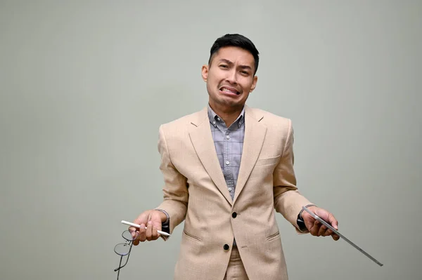 Neochotný Nepříjemný Tisíciletý Asijský Podnikatel Nebo Pracovník Mužské Kanceláře Formálním — Stock fotografie