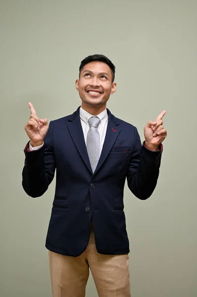Glad Och Leende Vuxen Asiatisk Affärsman Formell Kostym Tittar Upp — Stockfoto