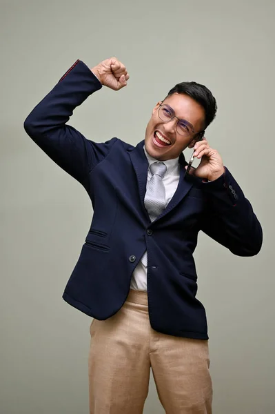 Glada Och Framgångsrika Tusenåriga Asiatiska Affärsman Formell Kostym Telefon Med — Stockfoto