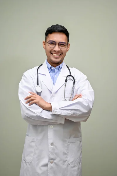Profesional Inteligente Millennial Asiático Médico Masculino Vestido Blanco Con Estetoscopio — Foto de Stock
