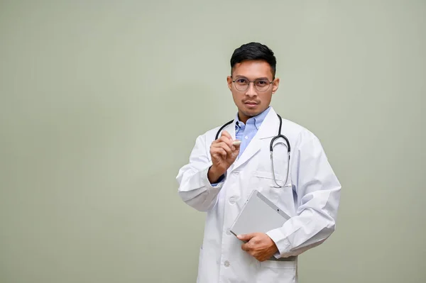 Beyaz Önlüklü Steteskoplu Taşınabilir Tabletli Profesyonel Katı Asyalı Erkek Doktor — Stok fotoğraf