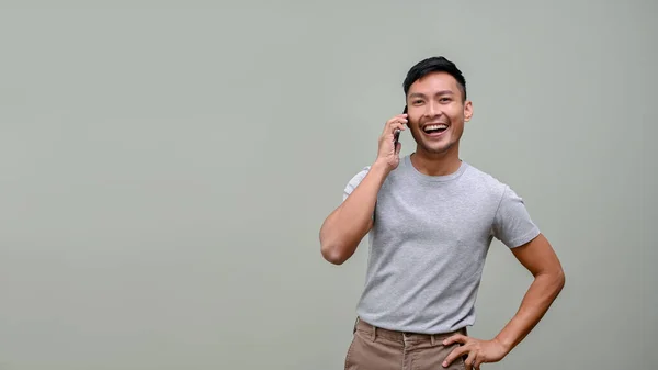 Χαρούμενος Και Γελαστός Ασιάτης Καθημερινά Ρούχα Που Μιλάει Στο Τηλέφωνο — Φωτογραφία Αρχείου
