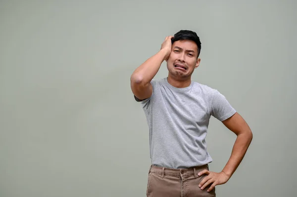 Llorando Triste Hombre Asiático Milenario Ropa Casual Levanta Contra Fondo —  Fotos de Stock
