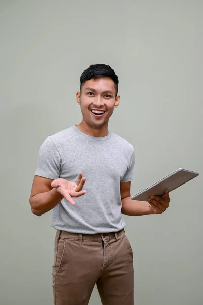 Glad Och Förvånad Tusenårig Asiatisk Man Casual Kläder Öppna Sin — Stockfoto